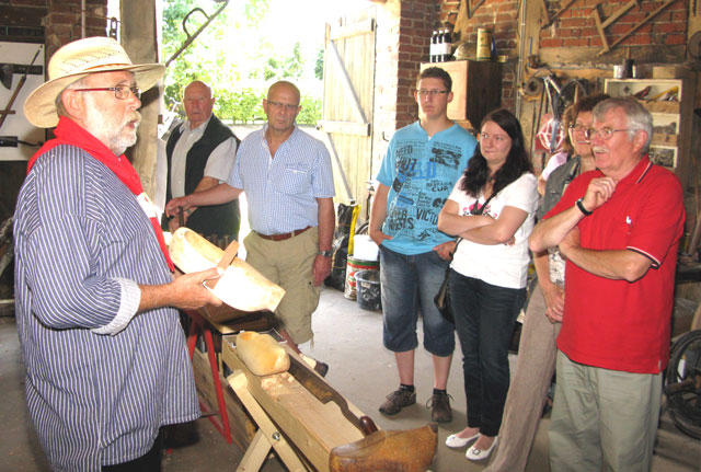 Claus Matrose zeigt, wie Holzschuhe hergestellt werden. Foto Scheffler