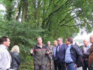 Förster Ulrich Körschgen erläuterte den Ratsmitgliedern während eines Ortstermins die Schäden des Eichenwaldes an der Schetterstraße. RP-Foto Scheffler