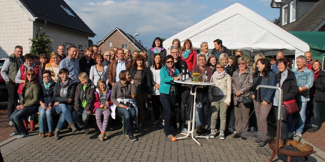 Rund 120 Nachbarn und Ehemalige trafen sich zum Nachbarschaftsfest auf der Kastanien/Ulmenstraße um gemeinsam zu feiern
