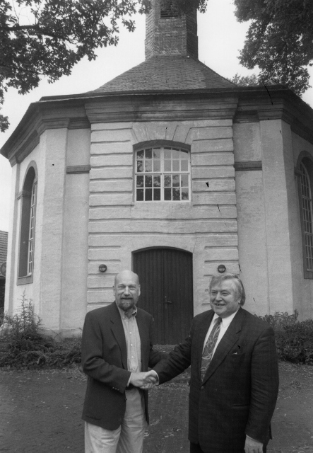 Pfarrer Wolfgang Bornebusch (l.) freute sich am 1. August 1998 riesig, das sanierungsbedürftige Gebäude der Georgsgemeinde für eine Mark an den damaligen Bürgermeister Wilhelm Cappell (r.) übergeben zu können. RP-Archivfoto Scheffler