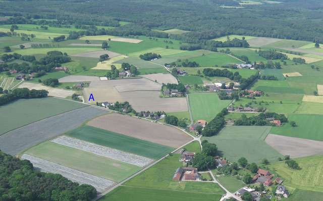 Der Buchstabe A im Luftbild vom 22. Mai 2014 markiert den Standort des Sonnenhofes im Schermbecker Ortsteil Gahlen-Besten. Luftbild Scheffler