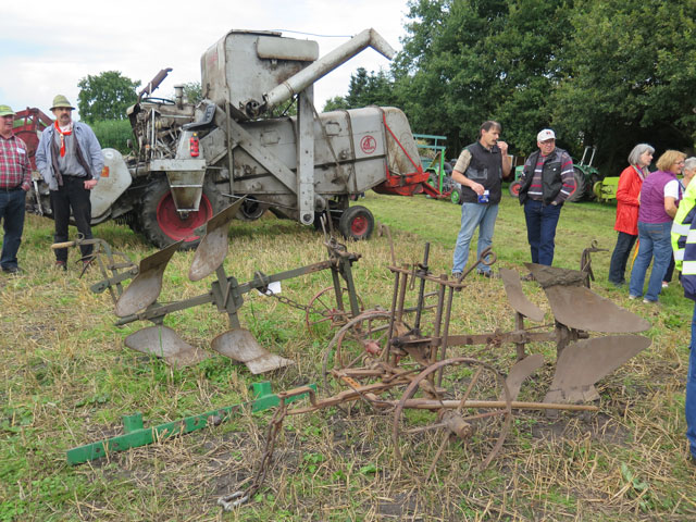 Die Landtechnikfreunde des Heimatvereins Gahlen zeigen einige ihrer historischen Gerätschaften. Foto Scheffler