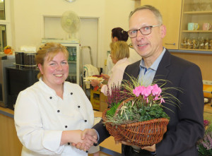 Als Leiter des Marienheims überreichte Klaus P. Optenhövel Bianca Dickmann zur Eröffnung des Cafés einen Blumengruß. Foto Scheffler