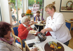 Bianca Dickmann freute sich am Mittwoch, als sie in ihrem Café „Ihre Zuckerbäckerin“ die ersten Kundinnen bedienen konnte. Foto Scheffler