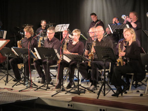 Zur NRW-Lehrerbigband, die ihr zweites Konzert seit der Gründung im November 2013 am Freitag in Schermbeck veranstaltete, gehört auch der Schermbecker Gesamtschullehrer und Saxofonist Eddie Möllmann (vorne, 2.v.l.). Foto Scheffler