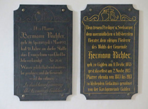 Die beiden Gedenktafeln in der Gahlener Kirche erinnern an die beiden Gahlener Pfarrer der Familie Richter. Foto Helmut Scheffler