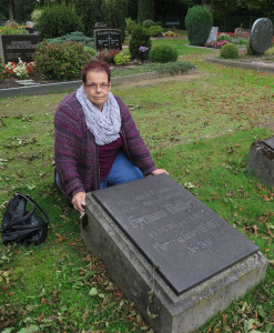 29. September 2014: Almuth Höhn am Grab ihres Ur-Ur-Großvaters