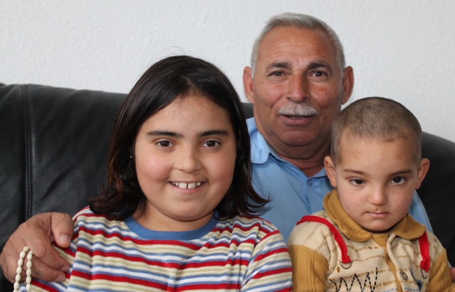 Großvater Ali mit seinen Enkelkindern, floh mit Ehefrau und Tochter aus Syrien