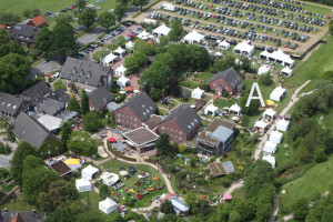 Der Buchstabe A im Luftbild markiert jene Stelle, an welcher der neue Gebäudekomplex des Landhotels Voshövel errichtet werden soll. Luftbild: privat