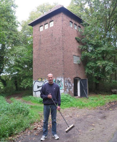Der Weseler Martin Splitt ist seit August 2014 Eigentümer der im Jahre 1942 errichteten Turmstation am Alten Postweg. Foto Scheffler