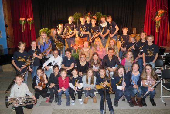 20 junge Instrumentalisten des Wettbewerbs "Junge Klassik" und die von Lehrerin Jennifer Meistrowitz geleitete Bläserklasse 6b. Foto Scheffler
