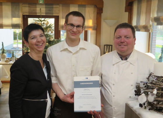 Simone und Peter Schneider sind stolz auf ihren erfolgreichen Restaurantfachmann Philipp Peters (Mitte). Foto Scheffler