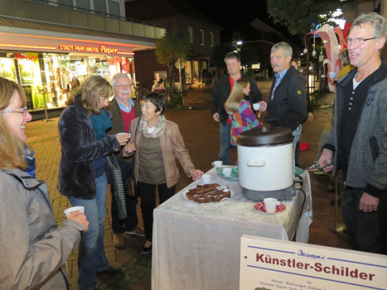 Glühwein und Kuchen gab`s für die Besucher am Stand vor der „Geschenkboutique Stender“. Foto Scheffler
