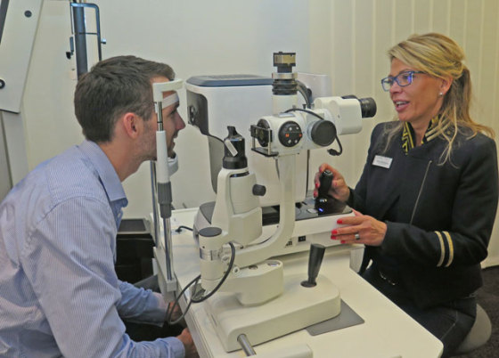 Im Geschäft „Tinnefeld hören und sehen“ ermittelte die Augenoptikermeisterin Sibel Kösebay (r.) per Computer die Sehstärke der Besucher. Foto Scheffler