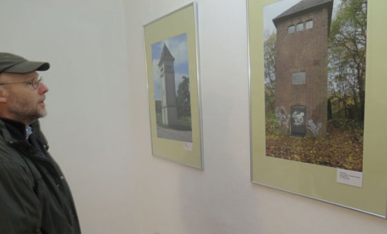 Im Erdgeschoss wurden Bilder von anderen Turmstationen gezeigt, aber auch (rechts) ein Foto der Brichter Turmstation, bevor Martin Splitt den Außenanstrich vornahm. 