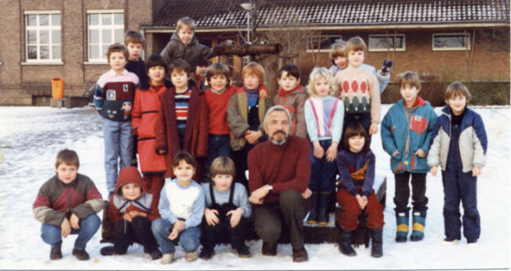 Die Klasse 3b der Gemeinschaftsgrundschule mit ihrem Klassenlehrer Erhard Brechbühler im Dezember 1985. Foto: Helmut Scheffler
