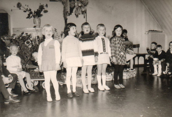 Erntedankfest 1965 oder 1966 im Kindergarten St. Ludgerus. Leihgeberin: Silke Warias (geb. Belz).