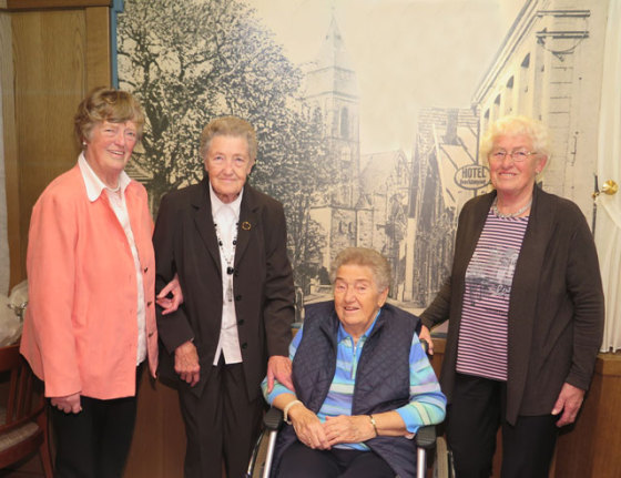 Anni Nowatzki gratuliert heute ebenso ihrer Schwester Lucie Krampe zum 90. Geburtstag wie Gertrud Tannert und Liesel Philips (v.l.). Zusammen sind sie 345 Jahre alt, was einen Durchschnittswert von 86 Jahren ergibt. Foto Scheffler