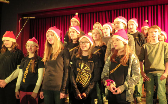 Die Klasse 6b besang das "Schneeflöckchen". Foto: Scheffler