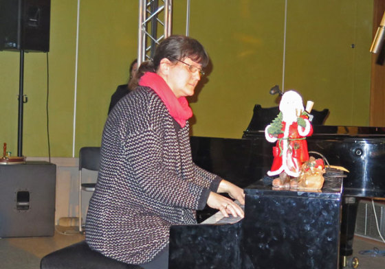 Die Gesamtleitung des Weihnachtskonzerets lag in den Händen der Musiklehrerin Christina Spellerberg. Foto: Helmut Scheffler