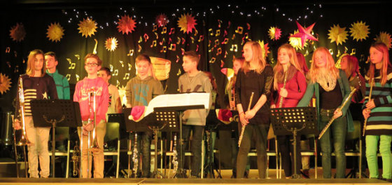 Erstmals trat das Blasmusik-Orchester bei einem schulischen Weihnachtskonzert auf.  Foto: Helmut Scheffler