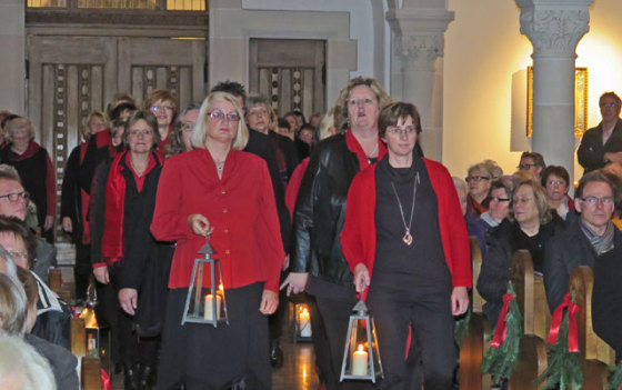 Durch den Mittelgang zogen die frauen des Chores "bella musica2 zu Beginn des Konzertes zum Altar der Ludgeruskirche. Foto: Helmut Scheffler
