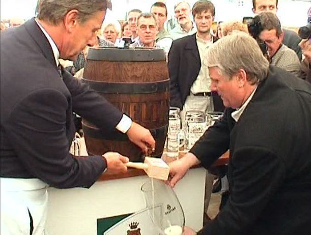 Im Jahre 1999 feiret Schermbeck sein 1200-jähriges Bestehen. Zur Fieer im mai kam auch der nordrhein-westfälische Ministerpräsident Clement.