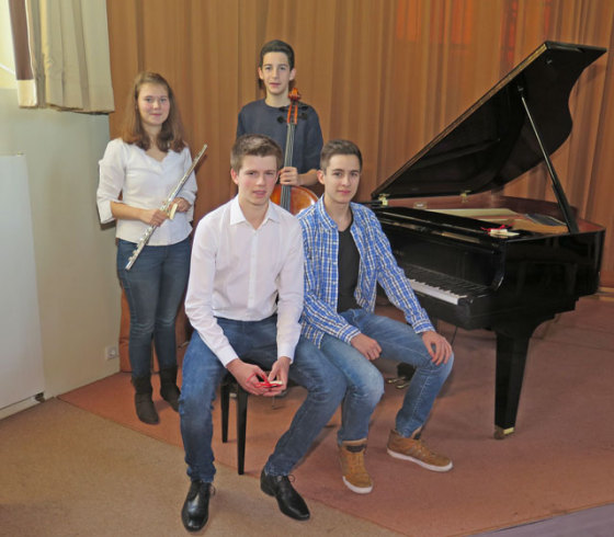 Das Konzert „Junge Sterne“ wurde von den vier Instrumentalisten Lucas Rey, Jakob Quabeck (vorne v.l.), Sina Jöhren und Darius Nashir (hinten v.l.) mit großer Virtuosität gestaltet. Foto Scheffler