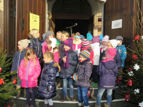 Der Kinderchor der Maximilian-Kolbe-Schule sang Weihnachtslieder. Foto: Helmut Scheffler