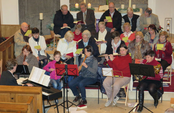 Kirchenchor und Instrumentalisten gestalteten die zweite Adventsandacht in der Georgskirche. Foto Scheffler