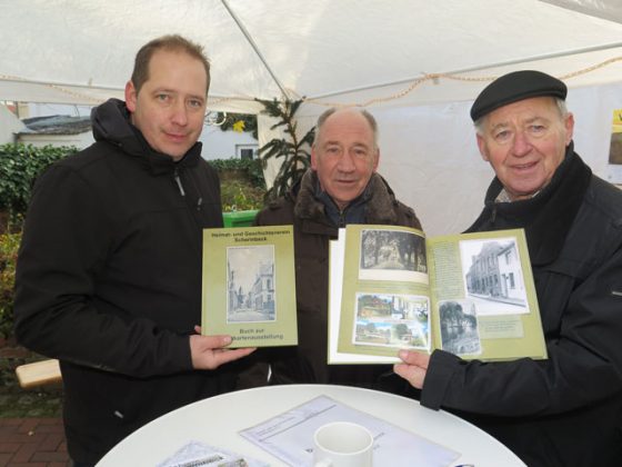 Die Vorstandsmitgliedern Bruno Rademacher, Rolf Blankenagel und der ehemalige Vorsitzenden Hans Zelle (v.l.) stellten das Ansichtskarten-Buch vor. Foto Scheffler