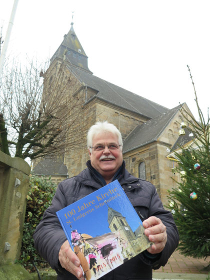 Manfred Nondorf ädt die Bevölkerung ein, die Festschrift der Ludgerusgemeinde bei der Suche nach einem geeigneten Geschenk zu Weihnachten nicht zu vergessen. Foto Scheffler