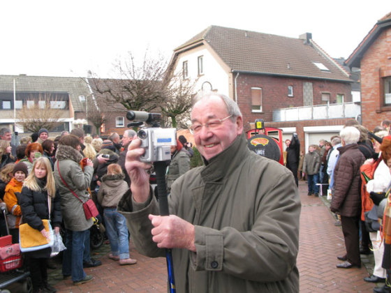 Wie hier beim Schubkarrenrennen am 3. Februar 2008 sah man Willi Köster häufig mit seienr kamera bei öffentlichen veranstaltungen, um kleinstädtische Aktivitäten für die Nachwelt zu dokumentieren. Foto: helmut Scheffler