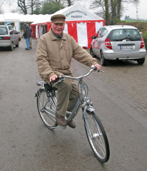 Ein leidenschaftlicher Radler. Hans Heckermann im Dezember 2006. Foto: Helmut Scheffler