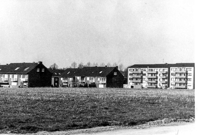 März 1976: Als die Ahornstraße noch Schlenke hieß: Standort des Fotografen war auf dem Kapellenweg an der heutigen Einmündung Ahornstraße, mit Blick auf das Bebauungsgebiet Marellenkämpe 2. Foto: Wolfgang Artmann