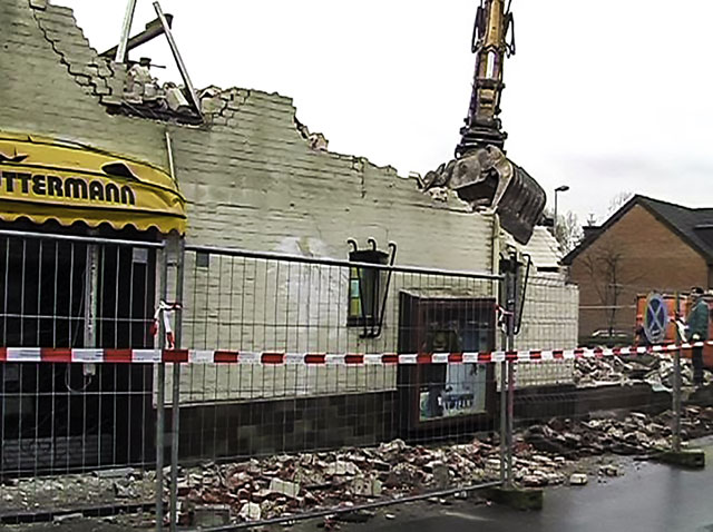 Das Foto zeigt den Abriss des Gebäudes in der Bachstraße 1.  Foto: Wolfgang Artmann.