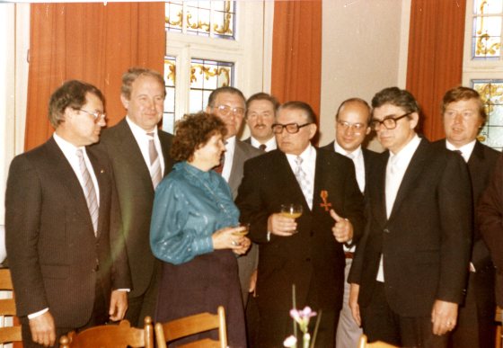 Von links nach rechts sind zu sehen: Jürgen-Werner Koch, Horst Ufermann, Luise Engelbrecht, Horst Ackermann, Helmut Nappenfeld, Heinz Lutter, Wolfgang Artmann, Hans Cassemeyer und Wilhelm Cappell  