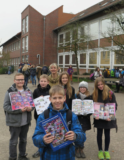 Schülerinnen und Schüler der Gesamtschule zeigen stolz das „Jahrbuch 2014“, das ihre Lehrerin Claudia Brandt (Mitte) in diesem Jahr redaktionell betreut hat. Foto Scheffler