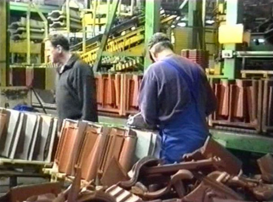 Bild aus dem im Jahre 1999 entstandenen Film über die Produkion von Dachziegeln in der ehemaligen Dachziegelei Idunahall.