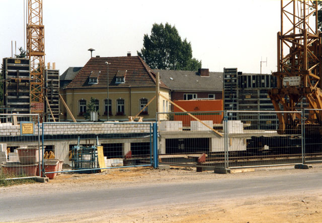 August 1992: Die bauarbeiten am neuen rathaus schreiten voran. Noch versperrt der bau nicht den Blick auf das rathaus-Altgebäude (im Hintergrund, aus dem später das Soziokulturelel Znetrum der gemeinde Schermbeck wurde. Foto: Wolfgang Artmann