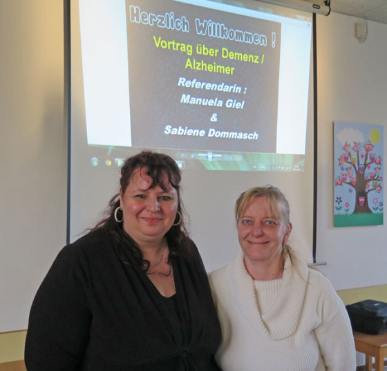 Manuela Giel und Sabiene Dammasch (v.l.) befassten sich im Netzwerk der Georgsgemeinde mit der Alzheimer-Demenz. Foto Scheffler