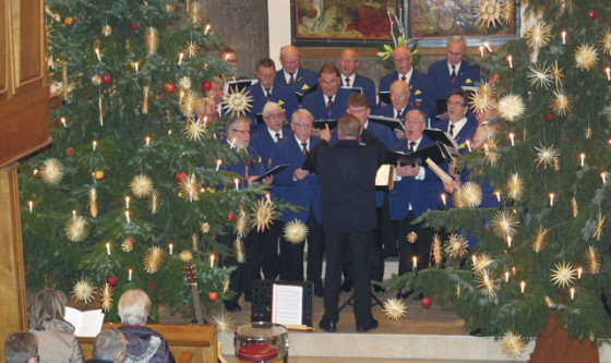 In der festlich geschmückten Georgskirche veranstaltete der Männergesangverein „Eintracht“ am Sonntag ein Weihnachtssingen. Foto Scheffler