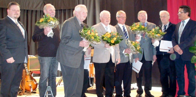 Urkunde und einen Blumenstrauß für langjährige CDU Mitglieder