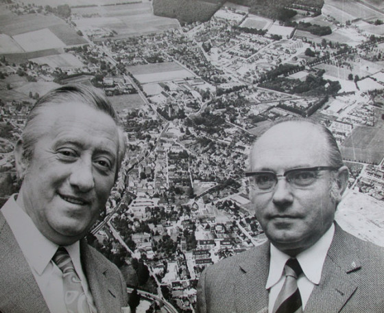 Der Altschermbecker Ernst Grüter (l.) wurde erster Bürgermeister der Großgemeinde Schermbeck. Walter Rösen (r.), der ehemalige Amtsdirektor des Amtes Schermbeck, wurde Gemeindedirektor der am 9. Juli 1974 gesetzlich verankerten Gemeinde Schermbeck, deren Bestehen zum 1. Januar 1975 in Kraft trat. Repro Scheffler