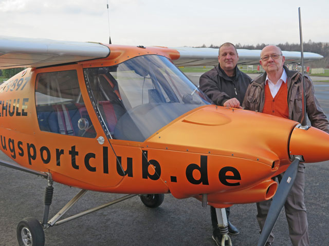 Mit 69 Jahren ist der Schermbecker Karl-Heinz Nelskamp (r.) der älteste Flugschüler, den Flugschullehrer Christian Lekscha (l.) jemals ausgebildet hat. Foto. Helmut  Scheffler