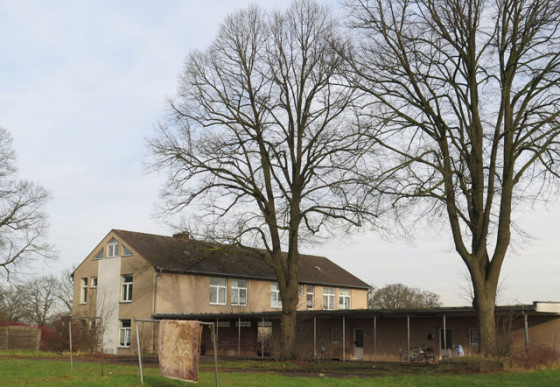 Zur Unterbringung der 91 Asylbewerber dient unter anderem die ehemalige Uefter Volksschule. Foto Scheffler 