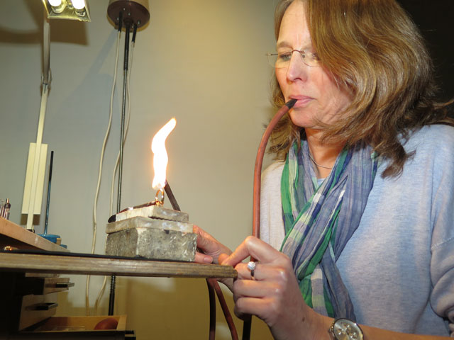 Anja Mettler zeigte den besuchern, wei mit Hilfe eienr Flamme ein Ring gelötet werden kann. Foto: Helmut Scheffler