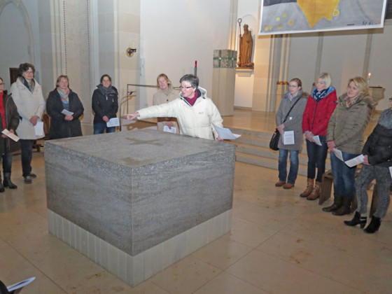 Pastoralreferentin Birgit Gerhard lud zu einer meditativen Kirchenerkundung ein. RN-Foto Scheffler 