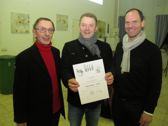 Vereinsmitglied Günter Beck (Mitte) wurde mit der Ehrennadel in Gold ausgezeichnet. Foto: Helmut Scheffler