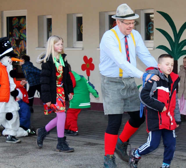 Kinder Karneval mit Schulleiter Willi Schmidt  Schermbeck (41) (640x578)